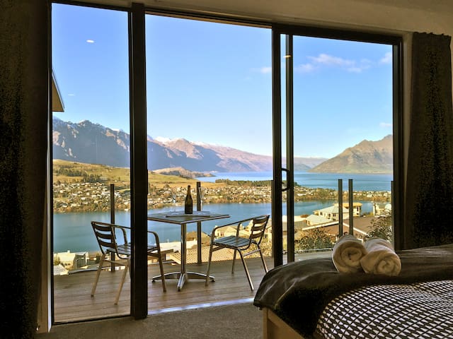 Modern private room, stunning views from your bed!