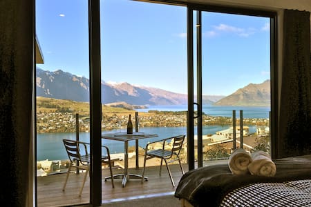 Studio style room, private access & amazing views!