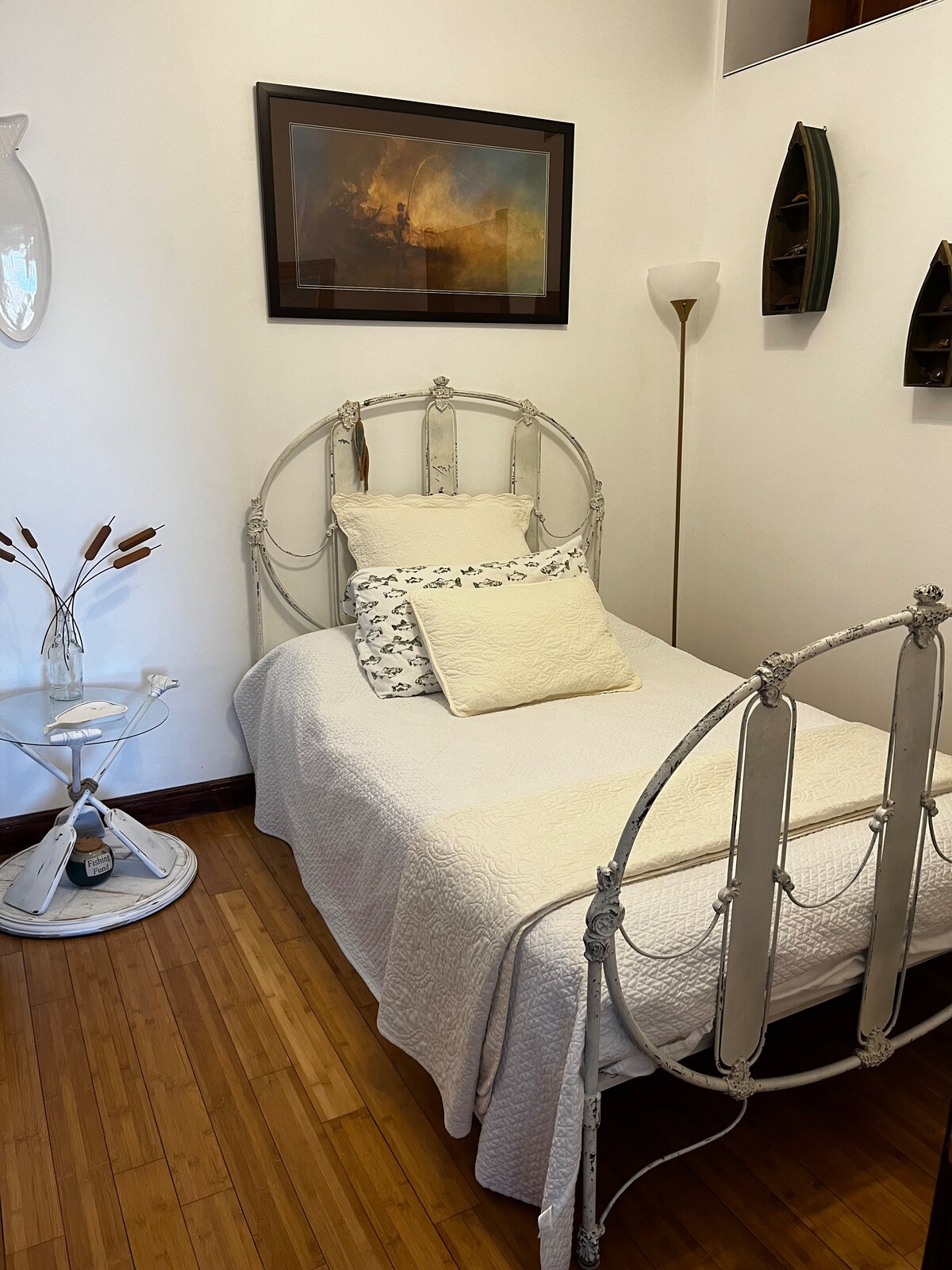 主层有湖畔套房。 符合ADA的要求。全尺寸床，有第二间卧室和一个独立卫生间。可供4人入住。 