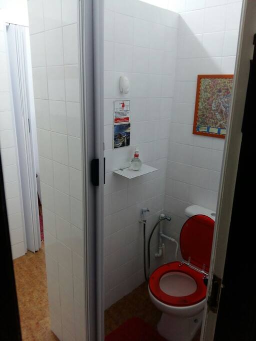 Banheiro compartilhado. Amplo, sempre limpo e equipado com chuveiro.