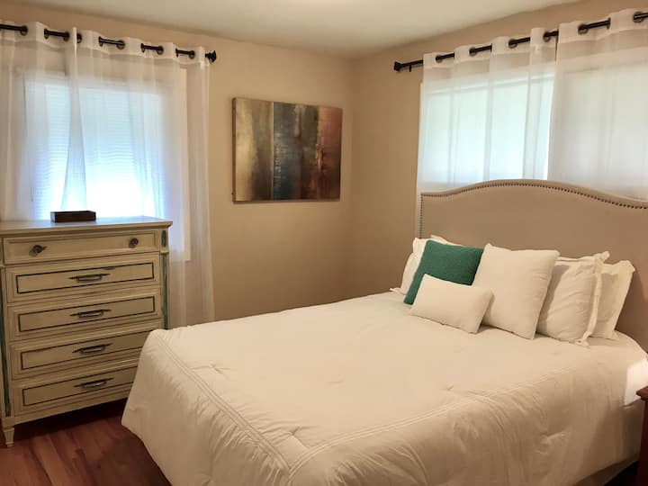 غرفة نوم بمستوى رئيسي #2 بسرير بحجم كبير 