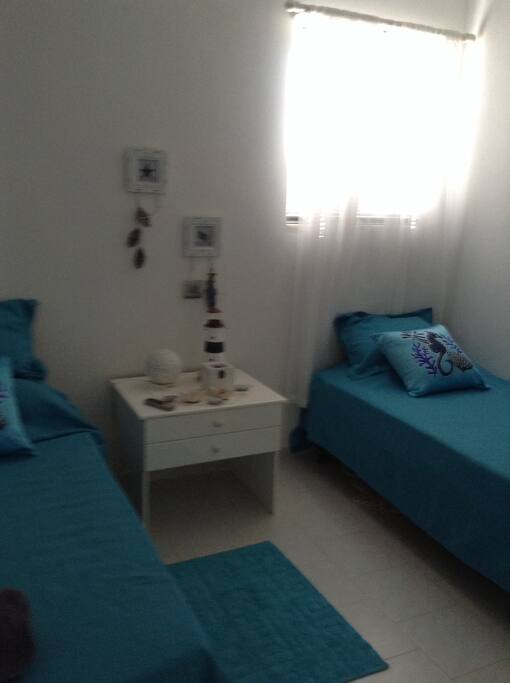 2. Bedroom with 2 single beds