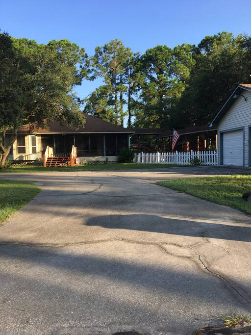 Huge U shaped driveway w/ tons of parking