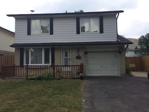 Relax By The Pool - Bright and Spacious Room