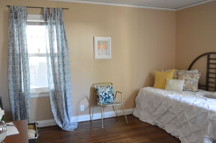 Comfy & Cozy private room near Hartsfield Jackson