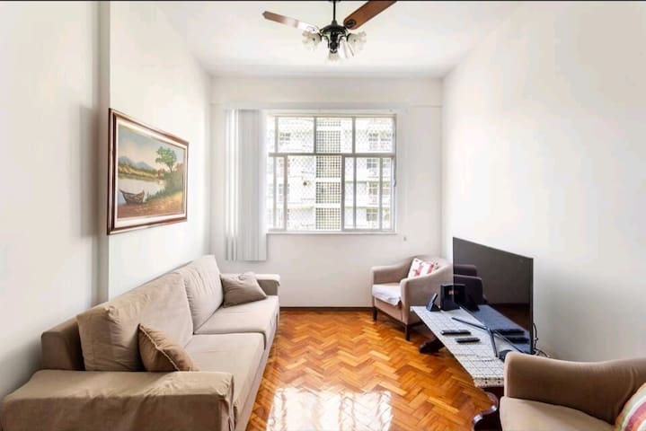 Apto três quartos com Ar condicionado Split.