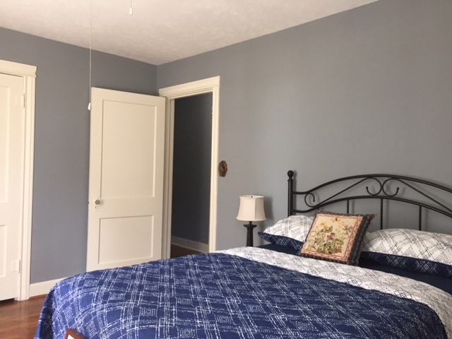 Le mobilier de la chambre 3 comprend un lit double avec des draps Martha Stewart.  Les autres meubles sont le commode et 2 tables de chevet avec lampes. La chambre dispose d'un placard complet, avec une deuxième commode intégrée