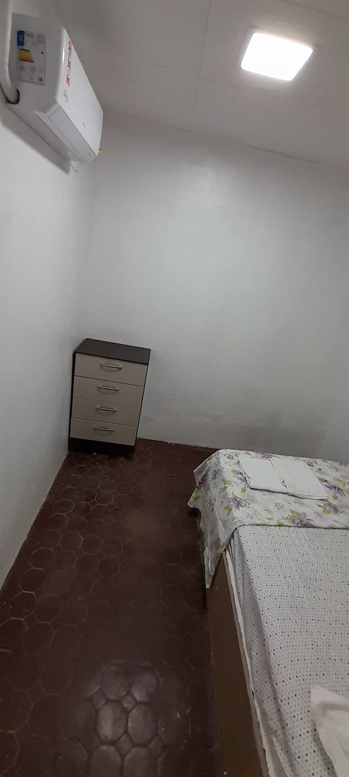 Izba 3: Má manželskú posteľ, klimatizáciu Split a komodu.