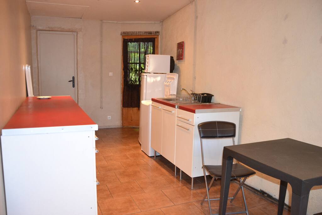 Entrée studio bis. cuisine avec coin repas.
