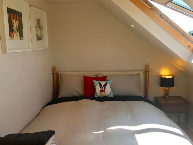 Friendly & Cosy – Wimbledon Artistic family Home