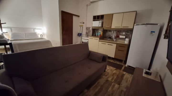 rozkladacia pohovka, kuchyňa, sporák, chladnička,stojan a televízor
