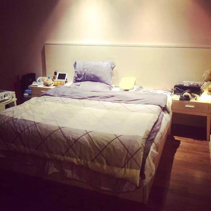 King Size bed with Beyond® good bedclothes and Wool quilt,making you a confortable night and sweet dream!2m大床,配以全套博洋家纺贡缎床品,和冬暖夏凉的全羊毛被,给你如家一般,一夜好眠,一晌贪欢!