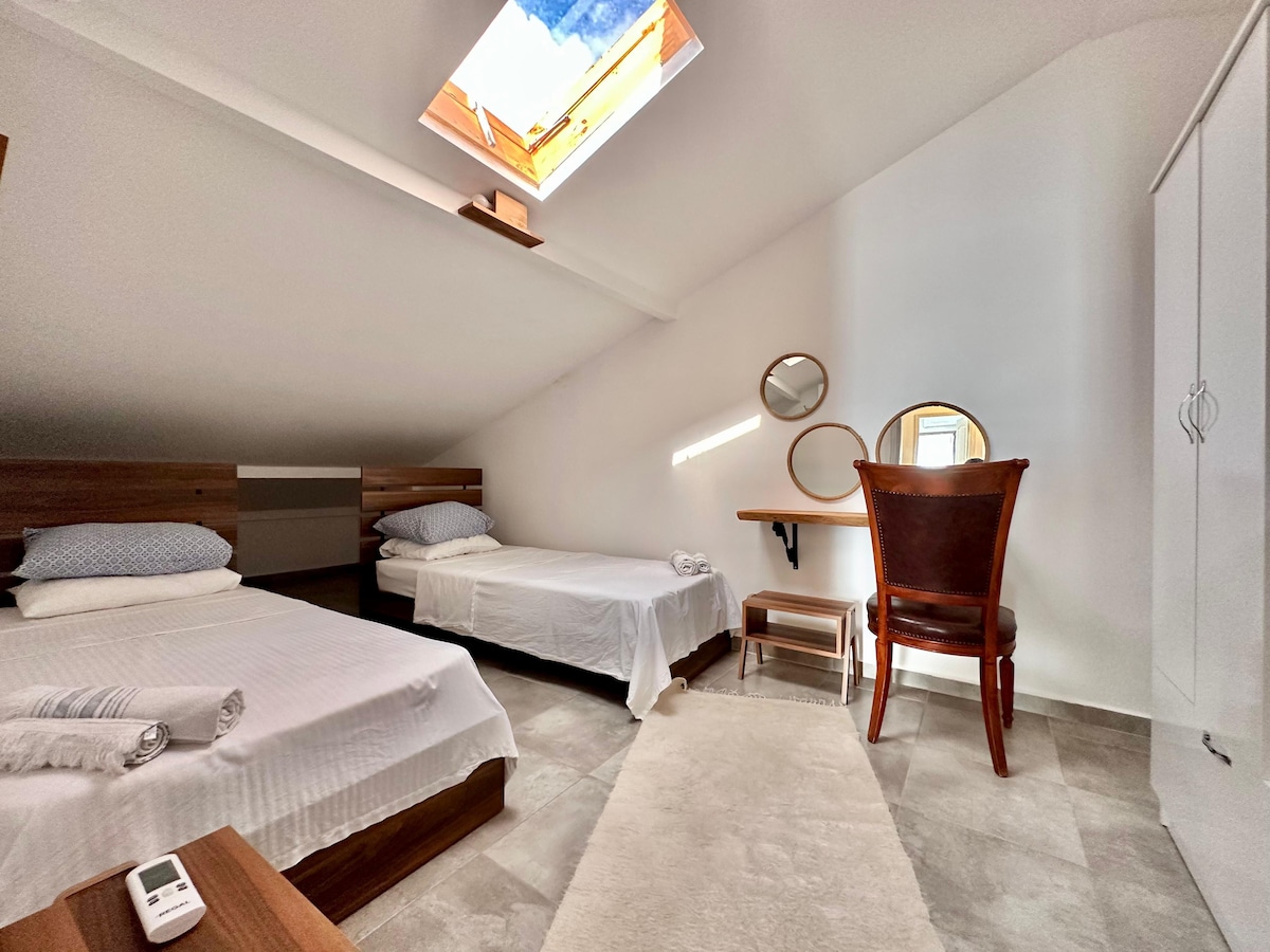 Საძინებელი ორადგილიანი საწოლებით. 