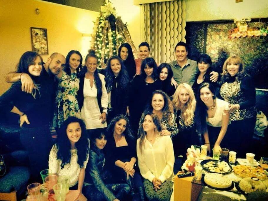 tratamos de vez en cuando tener reuniones para socializar con los huéspedes y presentarles más personas. Aquí en convivio navideño en la sala de la casa