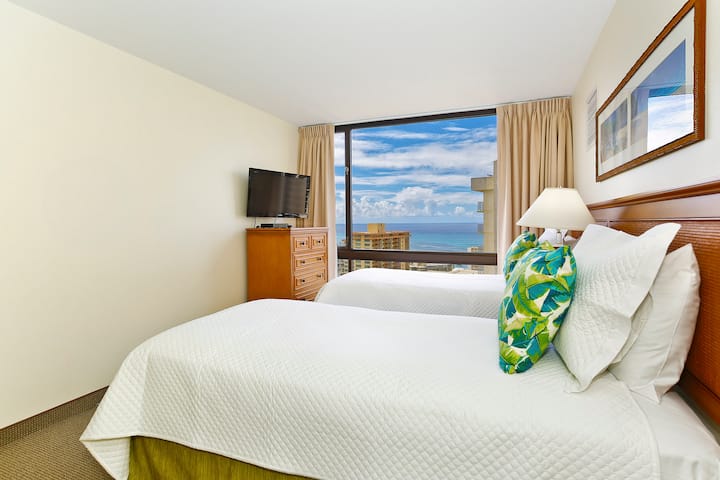 DORMITORIO:
- 2 camas individuales (se pueden hacer como king bajo petición)
- TV de pantalla plana.