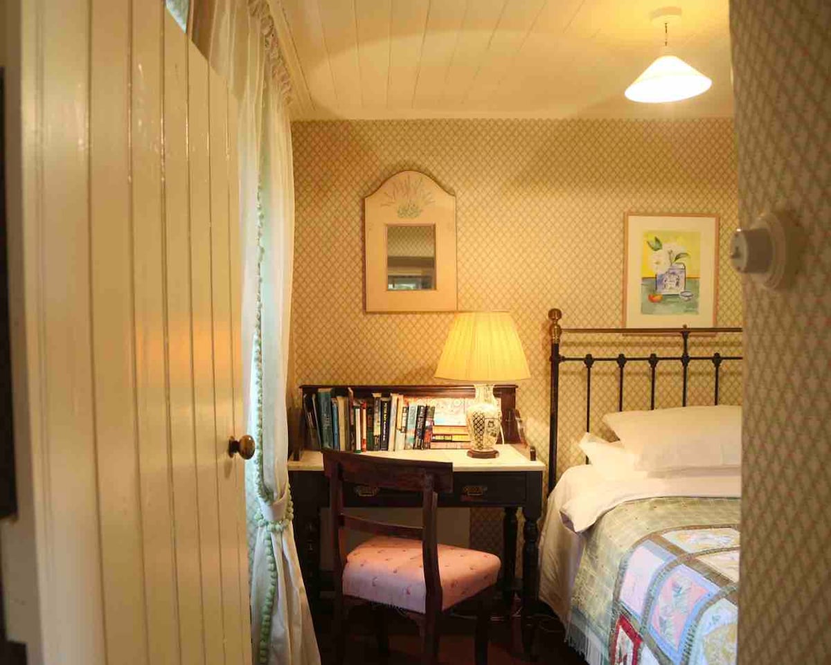 Cozy single bedroom off the master bedroom 