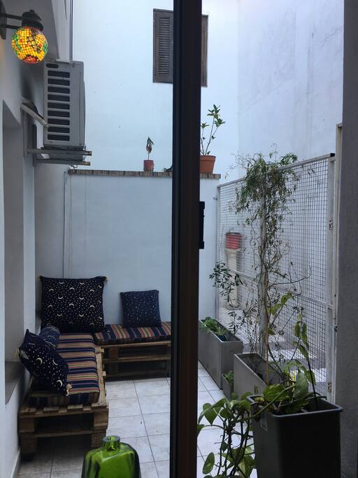Patio interno con decks para sentarse . Vista desde la ventana de la cocina.