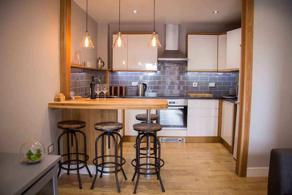 Kitchen and Breakfast Bar