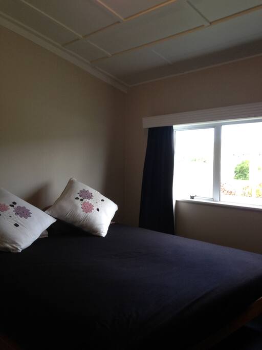 Bedroom 1 - Queen