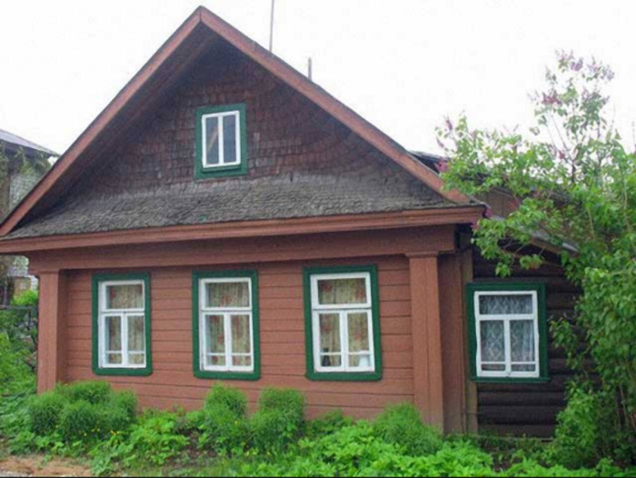 Коричневый деревенский дом