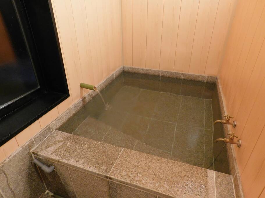 天然温泉かけ流し
Private onsen (hot spring bath)