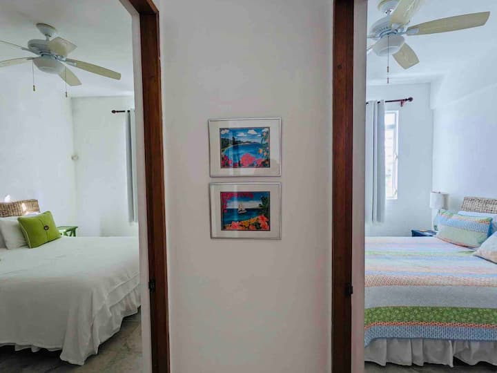 Dos habitaciones cada una con sus propias camas queen size.