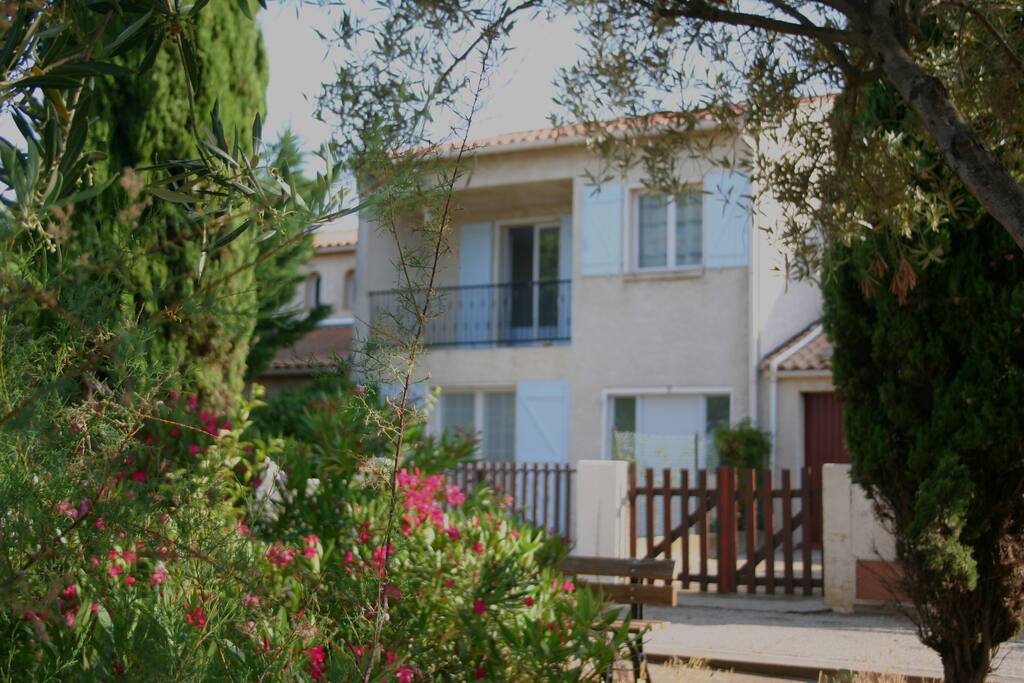 La maison vue du parc
