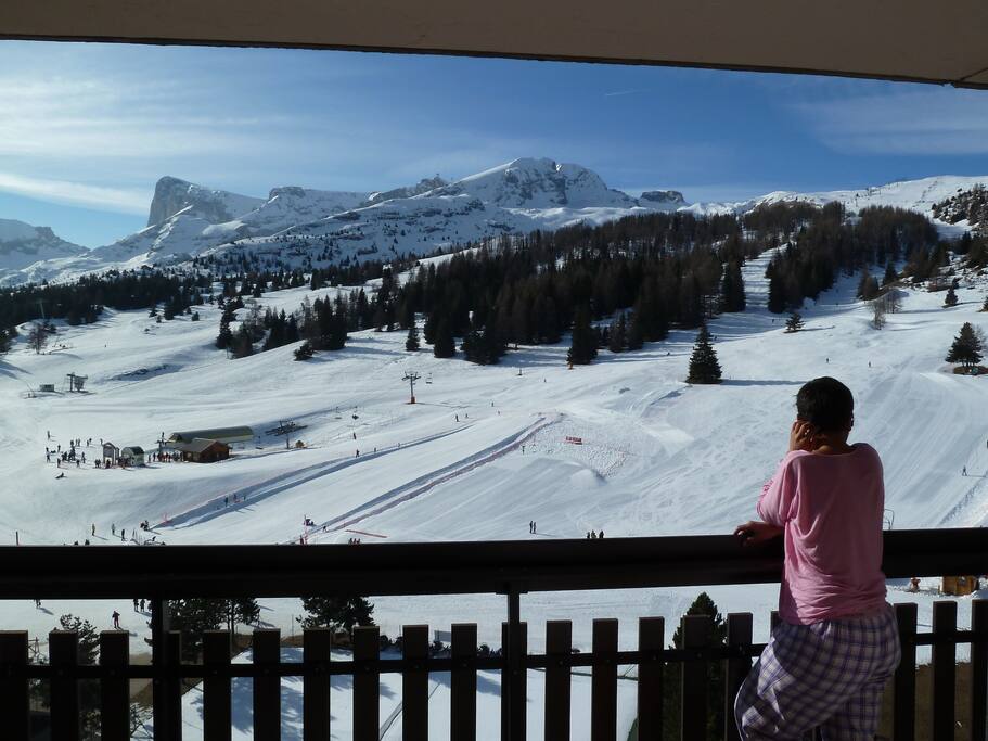 grande terrasse plein sud, vue sur les pistes et le pic de Bure - transats, table et chaises