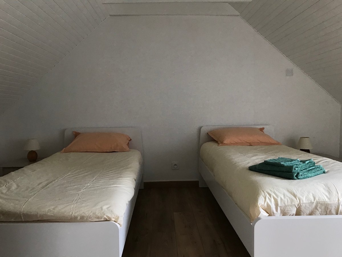 ห้องนอนเตียงใหญ่ของห้องที่สอง