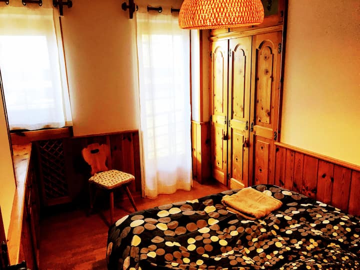 Dormitorio 2 - Cama doble

¡incluye un balcón con vistas a la montaña!