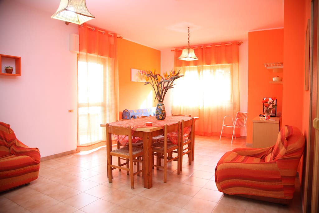 stanza da pranzo e divani/dining room and sofa