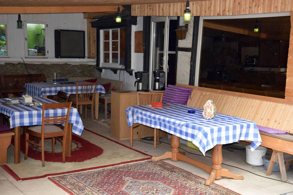 Ca 3o Gäste haben auf der überdachten
Terrasse Platz