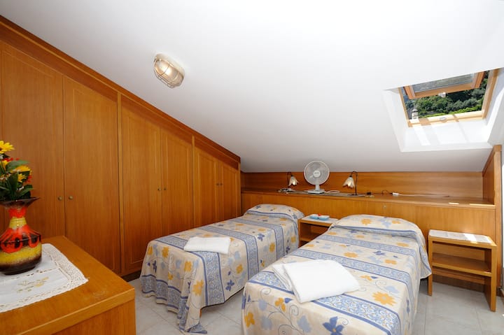 Chambre avec lits simples
