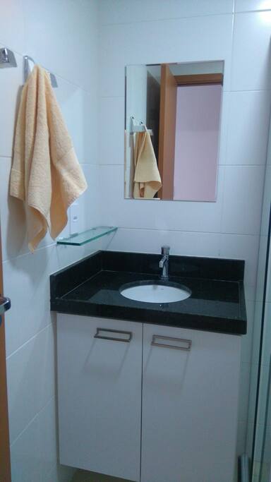 2 Banheiro com box de vidro, armários, totalmente equipado.