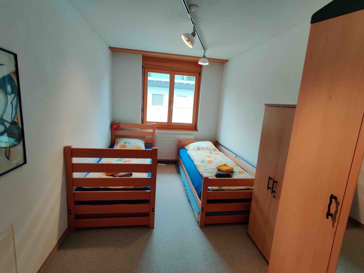 Chambre avec 2 lits simple de 90x11cm chacun. Ils peuvent être rapprochés pour un grand lit king size.