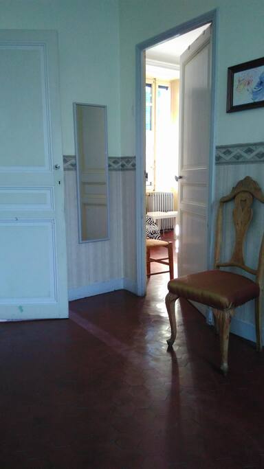 le palier d'accès chambre et sdb