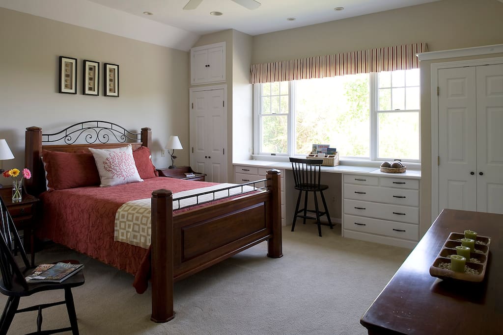 Queen bed with en suite bath and complimentary highspeed wi-fi