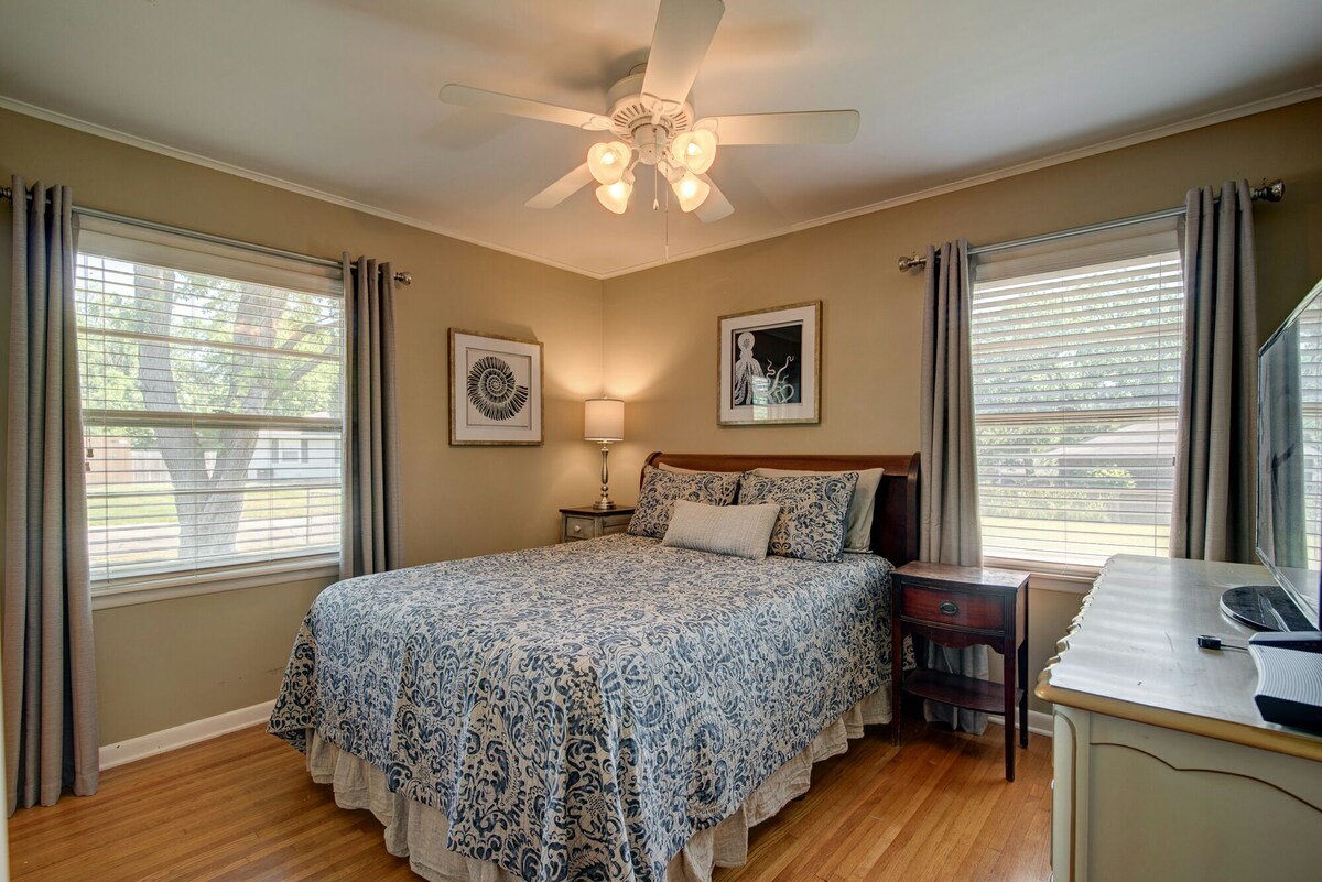 Spálňa Maater má kráľovský matrac. Žalúzie na všetkých oknách, záclonách a stropnom ventilátore.  Skriňa má vešiaky a stojan na batožinu.