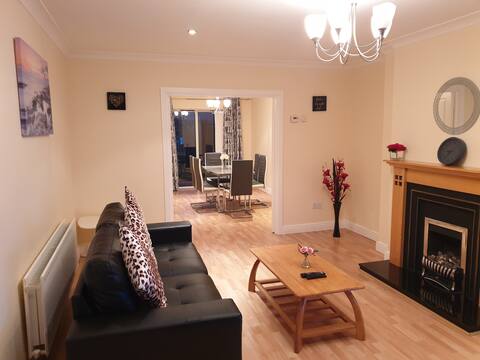 Modern 4 Bed House, easy access to Airport, Dublin
