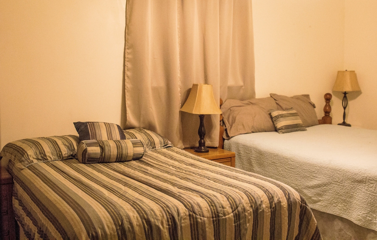 חדר 2 עם מיטה זוגית אחת ומיטת קווין סייז אחת