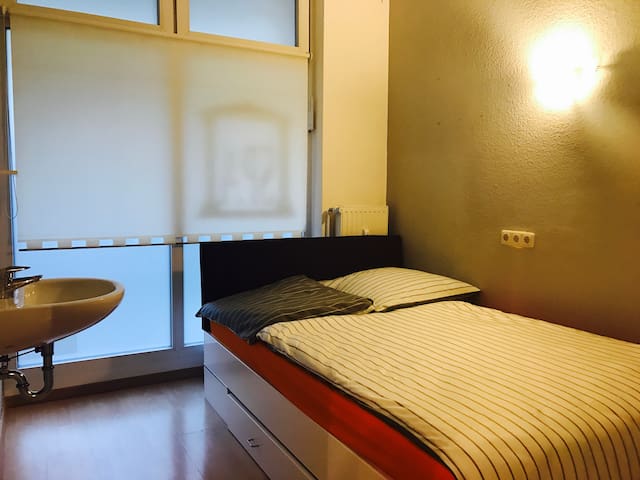 Comfortable Room,10 min walk from ZOB & Hbf. Wifi.