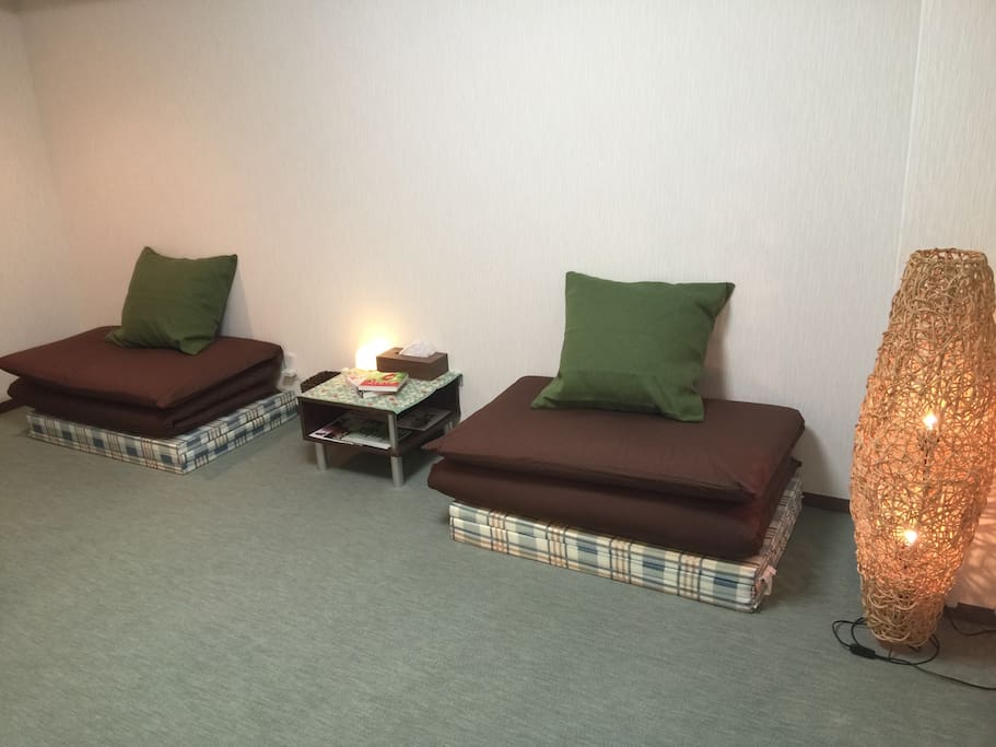 The room ,there can be 3 sets of Futon ( Japanese style bed)
