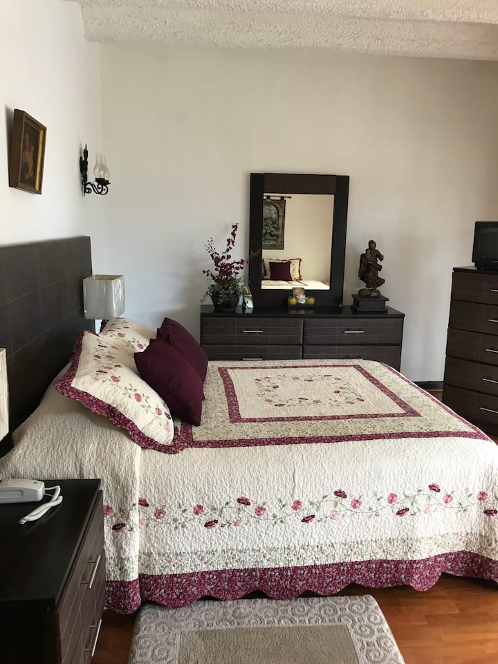 Cuarto principal. Con balcón vista al volcán de agua.