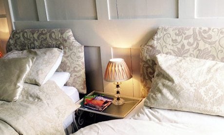 Sherlock, dvokrevetna soba s pogledom na vrt, kupaonica s kadom i tušem.  