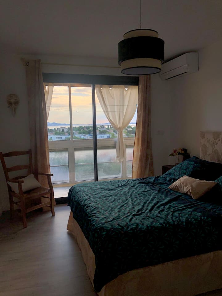 带小阳台的第一间卧室