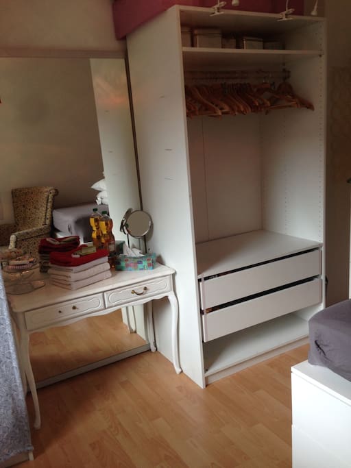 Kleiderschrank und Schminkkommode
