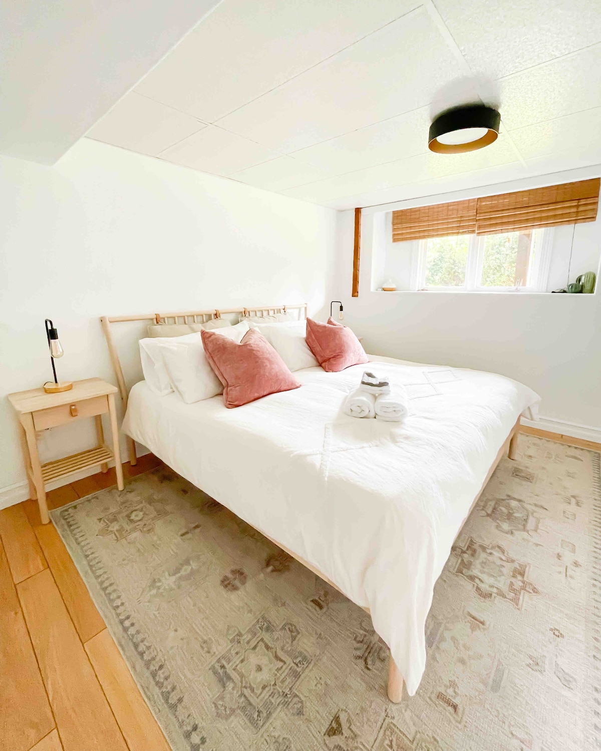 غرفة نوم كبيرة بمستوى منخفض مع سرير بحجم كبير