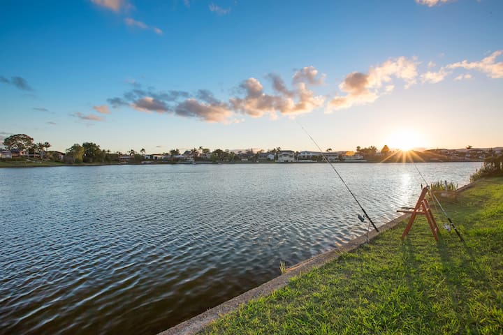 Gorgeous water front house close to everything