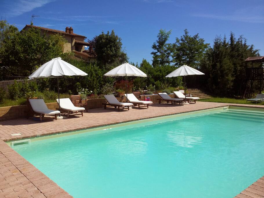 The swimming pool with solarium overlooking the sea 150 meter from the villa / La piscina con solarium vista mare e isole a 150 mt dalla villetta