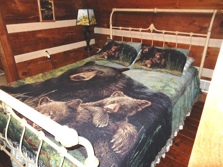 Ëndërrimtar ditor - Krevat dopio "queen" në dhomën e gjumit të loftit me llambën Hautman Brothers dhe Hautman Brothers të përhapura